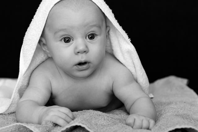 Grund Canberra Rædsel Hvornår må din baby komme i bad? Og gode råd til badning af baby