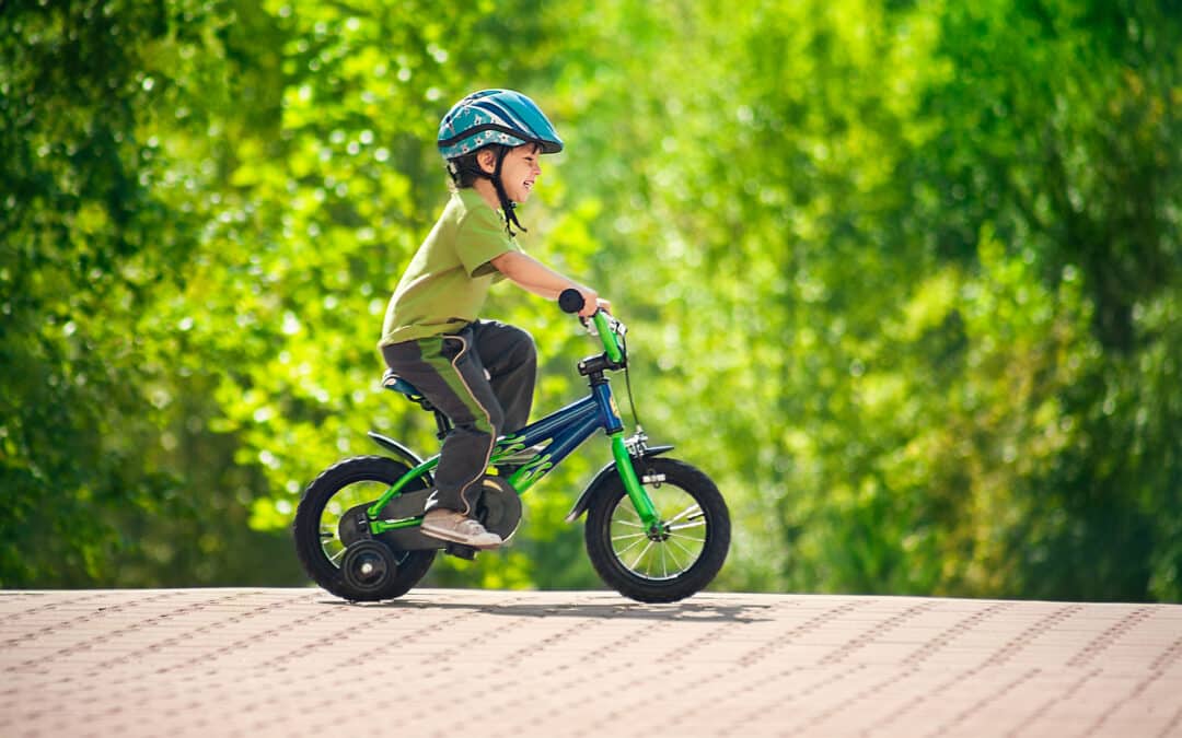 Barnets første cykel – sådan køber du den rigtige